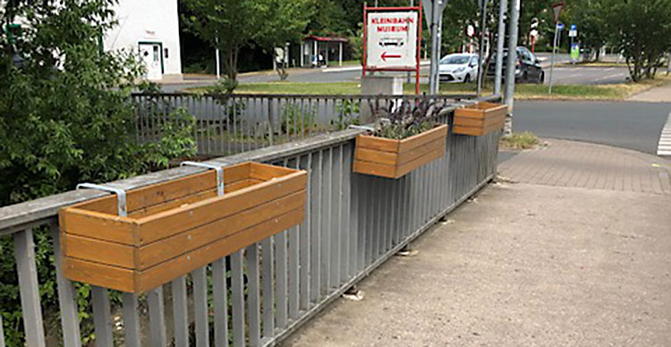 Bunte Blumenkästen vom Brückengeländer geklaut